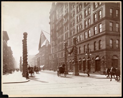 Dekorationen für die Dewey-Parade im Waldorf Astoria Hotel, 33rd Street und 5th Avenue, New York, 1899 von Byron Company