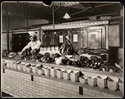 Auslage von kaltem Fleisch in der Küche des Commodore Hotels, 1919 von Byron Company