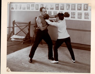 Edna Wallace Hopper posiert in einem Boxring mit Jack Cooper in seinem Fitnessstudio an der Broadway und 37th Street, New York, 1899 von Byron Company