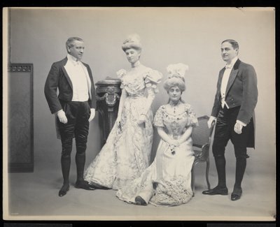 Gruppenporträt von Sydney Dillon Ripley mit drei anderen auf dem James Hazen Hyde Ball, New York, 31. Januar 1905 von Byron Company