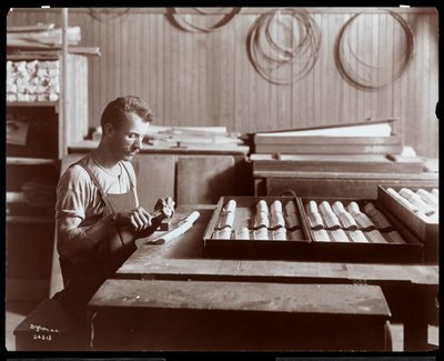 Mann, der in der Hardman, Peck und Co. Klavierfabrik arbeitet, New York, 1907 von Byron Company