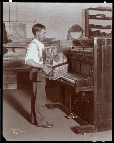Mann arbeitet in der Hardman, Peck und Co. Klavierfabrik, New York, 1907 von Byron Company