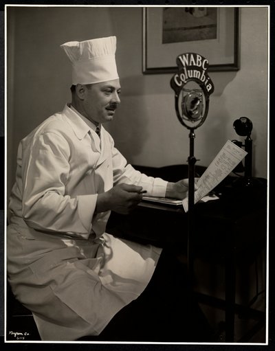 Porträt von Chef Maurice Hervieux am Mikrofon im Hotel Commodore, 1930 von Byron Company