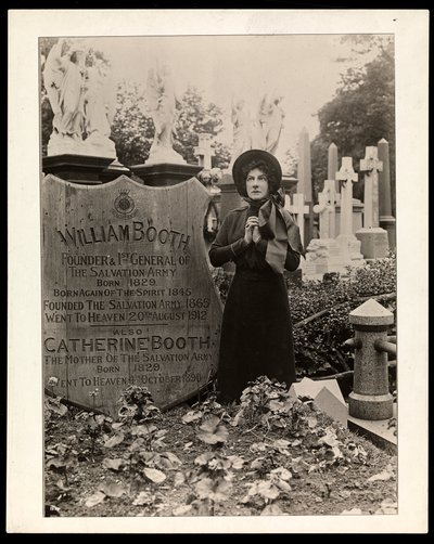 Porträt von Eva Booth am Grab ihres Vaters, General William Booth, ca. 1915 von Byron Company