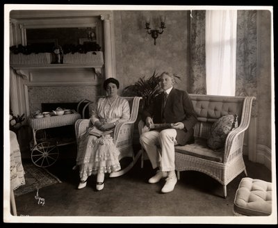 Porträt von Herrn und Frau Howard, sitzend in ihrem Wohnzimmer in der 5th Avenue 200, New York, 1916-6 (Silbergelatineabzug) von Byron Company