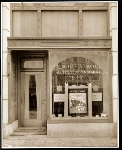 Schaufenster von En Route Service, Inc., im Savoy Plaza Hotel, 59th Street und 5th Avenue, New York, 1928 (Silbergelatineabzug) von Byron Company