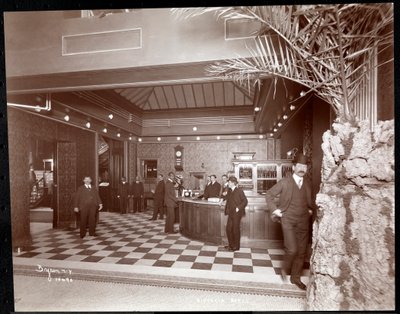 Die Lobby und der Registrierungsschalter im Hotel Victoria, 1900 oder 1901 von Byron Company