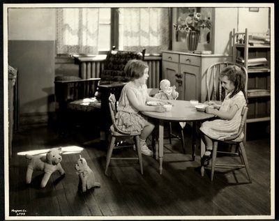 Zwei blinde sehbehinderte Mädchen essen an einem kleinen Tisch mit Puppe bei der New York Association for the Blind, 111 East 59th Street, New York, 1933 (Silbergelatineabzug) von Byron Company