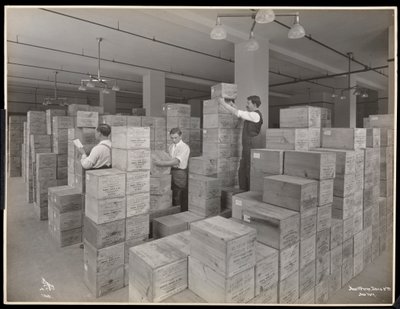 Ansicht von Männern im Versandraum bei Parke, Davis und Co., Chemiker, Hudson und Vestry Streets, New York, 1910 von Byron Company