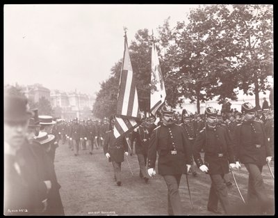 Ansicht der alten Artillerie von Boston, die 1897 in einer Parade in London marschiert von Byron Company