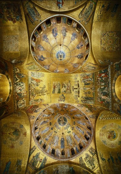 Byzantinische Architektur: Blick auf die Kuppeln mit Mosaiken auf goldenem Hintergrund (romanischer und byzantinischer Stil), die Pfingsten (1250-1300) und die Himmelfahrt (frühes 13. Jahrhundert) darstellen. Basilika San Marco, Venedig von Byzantine