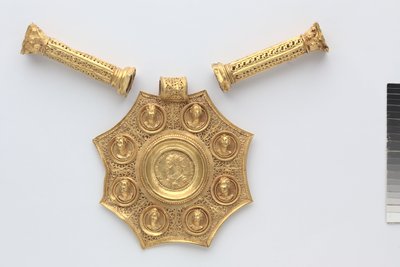 Achteckiger Anhänger und zwei Abstandshalter in Form korinthischer Säulen, 324-326 (Gold) von Byzantine