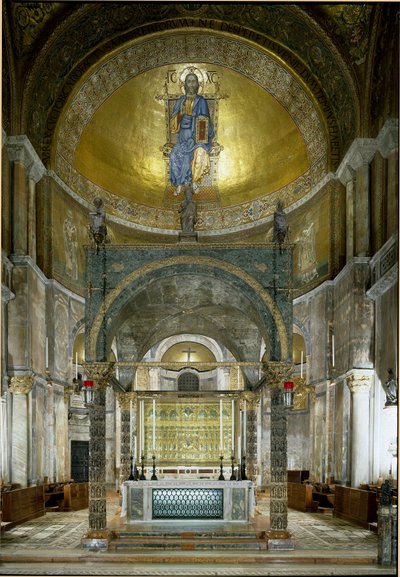 Byzantinische Architektur: das Presbyterium. Der Hauptaltar, das Ziborium mit Alabastersäulen, die Kapitelle und die Pala d