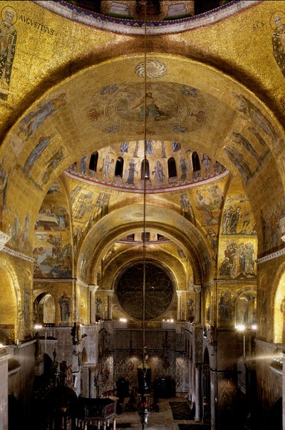Byzantinische Architektur: Blick auf das südliche Querschiff (mit Kuppel, die dem Heiligen Leonard gewidmet ist), die Rosette. 1542-1551 Basilika San Marco, Venedig von Byzantine Byzantine