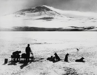 Südpol-Expedition von Robert Falcon Scott (1868-1912), Forscher vor dem Erebus-Vulkan auf der Ross-Insel, 15. Januar von J.B. and Brown J. Rowbotham