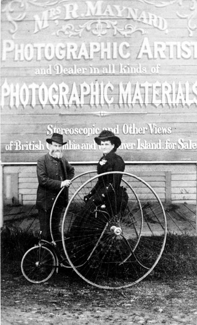 Richard und Hannah Maynard vor dem Studio von Mrs. Maynard, 1880er Jahre von Canadian Photographer