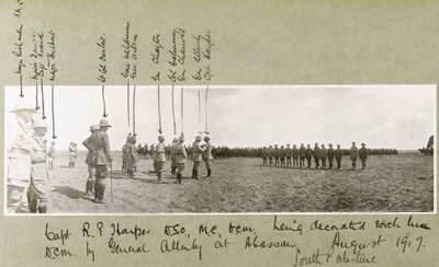 General Allenby dekoriert Captain Harper mit dem D.C.M. bei einer Zeremonie in Abassan, Südpalästina, August 1917 von Capt. Arthur Rhodes