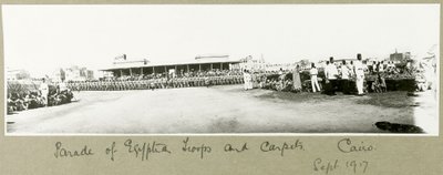 Parade ägyptischer Truppen und Teppiche, Kairo, September 1917 von Capt. Arthur Rhodes