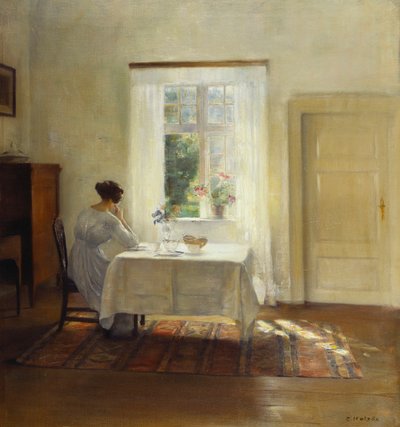 Eine Frau sitzt an einem Tisch am Fenster von Carl Holsoe