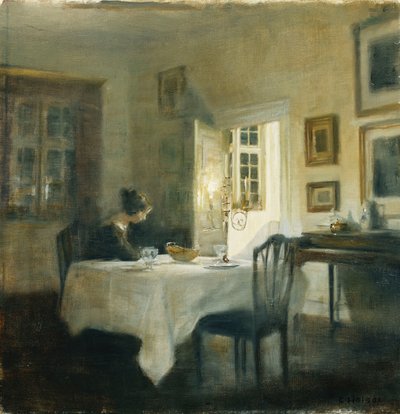 Eine Frau an einem Tisch in einem Speisesaal von Carl Holsoe