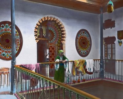 Nordmarokko, marokkanische Frau in Galerie, Bilddatum: ca. 1910. Carl Simon Archiv von Carl Simon