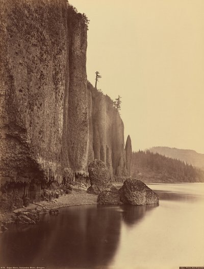 Kap Horn, Columbia River, Oregon, 1867 von Carleton Emmons Watkins