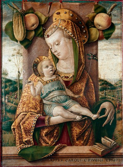 Jungfrau und Kind, hinter ihnen Äpfel und eine Gurke, unten ein offenes Buch (Bibel) von Carlo Crivelli