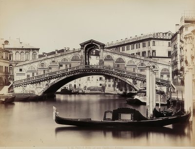 Blick auf den Canal Grande mit der Ponte di Rialto in Venedig von Carlo Naya