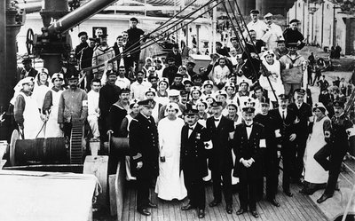 Mitglieder des Roten Kreuzes auf einem Schiff während des Ersten Weltkriegs von Carlo Wulz