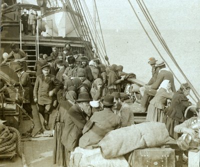 Russische Pilger nach Jerusalem an Bord eines Schiffes im Hafen von Beirut von Carlton Harlow Graves