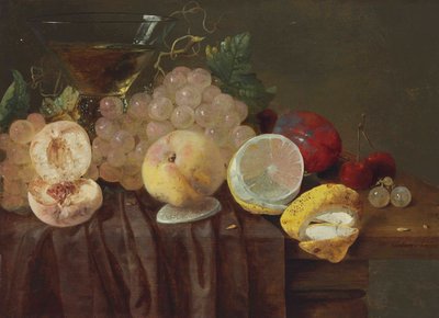 Trauben, Pfirsiche, eine Zitrone, Pflaumen, Kirschen und ein Römer auf einem teilweise bedeckten Tisch von Carstian Luyckx