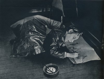 Ein kleines Mädchen, das zurückgelassen wurde, stellt sich die Reise aufs Land vor, 1941 von Cecil Beaton