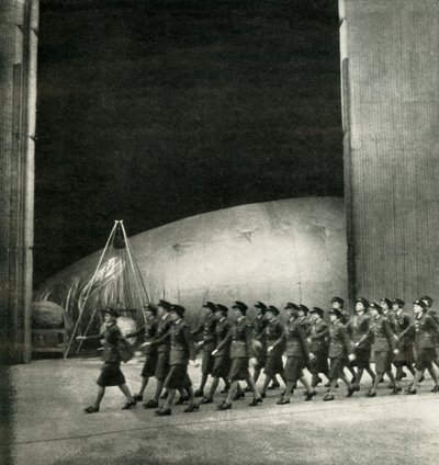 An einem Ballonzentrum, ca. 1943 von Cecil Beaton