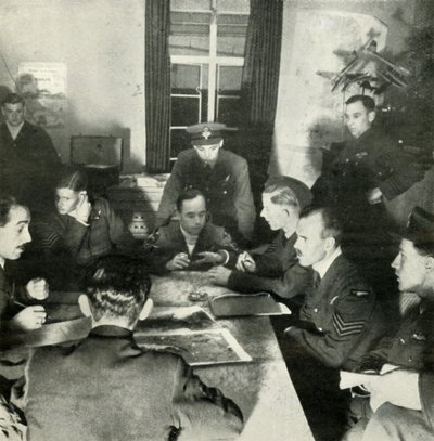 Verhör von Flugbesatzungen, W.A.A.F. hilft bei dieser Arbeit, ca. 1943 von Cecil Beaton