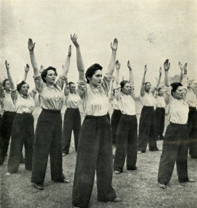 Körperliche Ertüchtigung in einem Rekrutendepot, um 1943 von Cecil Beaton