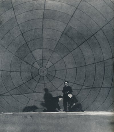 Die WAAFS arbeiten an einem Ballon, 1941 von Cecil Beaton