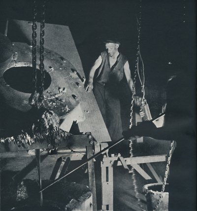 Arbeiter in einer Flugzeugfabrik bei der Vorbereitung einer Legierung, 1941 von Cecil Beaton