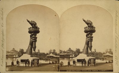 Kolossale Hand und Fackel der "Freiheit" auf der Centennial-Ausstellung in Philadelphia von Centennial Photographic Co.