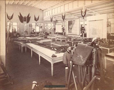 Innenansicht des spanischen Regierungsgebäudes im spanischen Abschnitt der Centennial Exposition von Centennial Photographic Co.