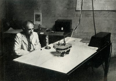 Kontrollpult in einer RAF-Flugschule, 1941 von Charles Brown