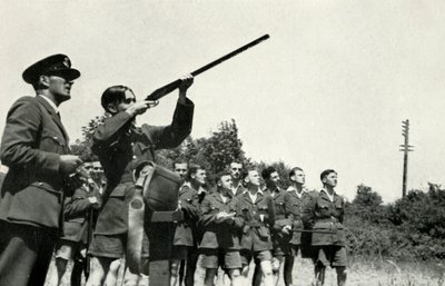 RAF-Personal lernt während des Zweiten Weltkriegs das Schießen von Charles Brown
