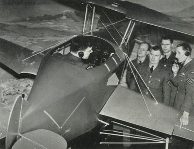 RAF-Personal lernt während des Zweiten Weltkriegs in einem Flugsimulator zu fliegen von Charles Brown