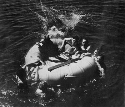 RAF-Personal lernt, ein Rettungsboot zu benutzen, 1941 von Charles Brown
