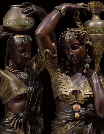 Detail von zwei bronzenen Fackelhaltern in Form von indischen Frauen, die Vasen tragen von Charles Henri Joseph Cordier