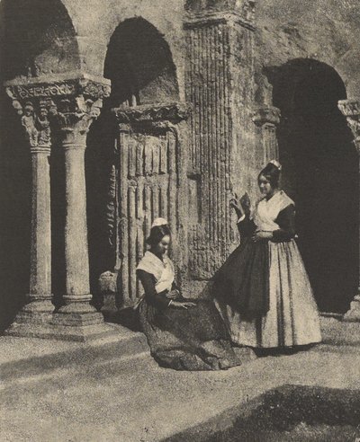 Frauen von Arles im Kreuzgang von Saint-Trophime von Charles Nègre