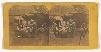 [Familiengruppe vor einem Wagen, Vater und Kind auf provisorischer Wippe] von Charles Peeters