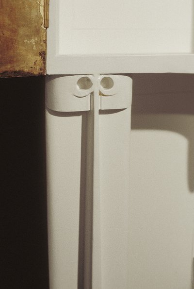 Weißer Schrank entworfen für Mrs. Rowat, 1902 von Charles Rennie Mackintosh