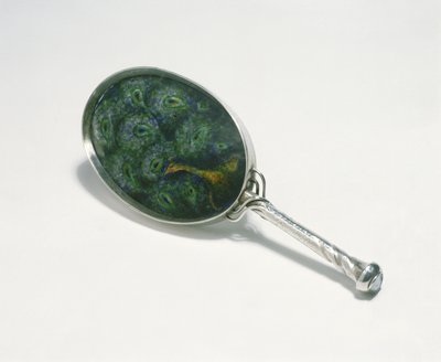 Handspiegel mit Pfauendesign, emailliert von William Mark, hergestellt von der Guild of Handicraft, 1903 von Charles Robert Ashbee