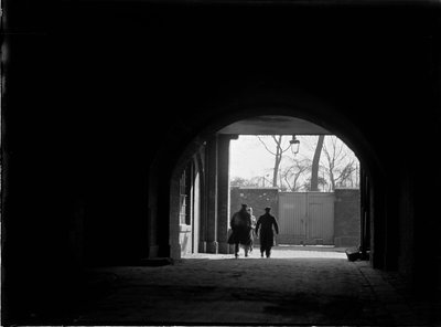 Tunnel oder überdachter Durchgang in Richtung drei Figuren, Greater London Authority, 1930er von Charles William Prickett