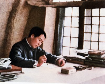 Mao schreibt sein Werk „Über den langwierigen Krieg“ in einer Höhle in Yenan von Chinese Photographer